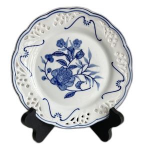 8" Blue & White Floral WMG 2007 Decorative/Collectors Plate Open Lace Edges
